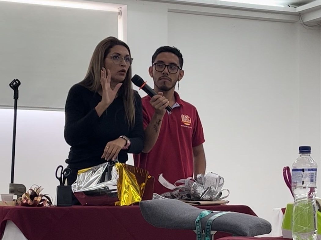 Kriss Suárez impartiendo una formación de empaques en Cali